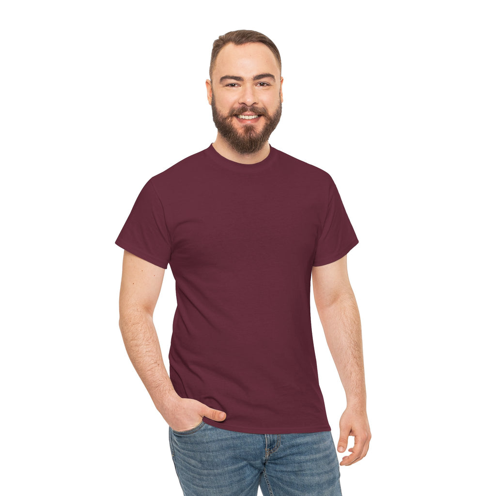 Modelo masculino barbudo sonriendo con camiseta marrón lisa y jeans demostrando ajuste estándar y diseño frontal sólido