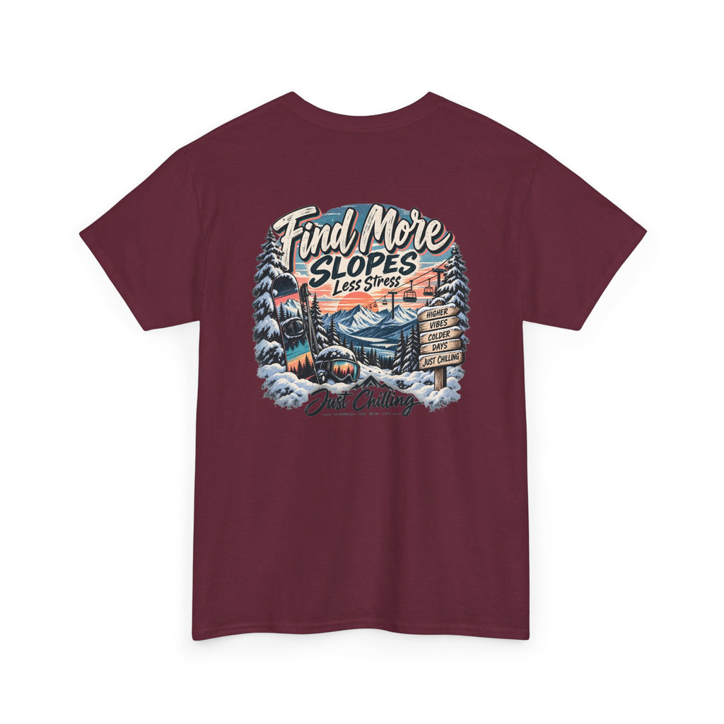 Camiseta marrón plana mostrando gráfico detallado trasero con telesilla, pinos nevados y texto de señal de sendero