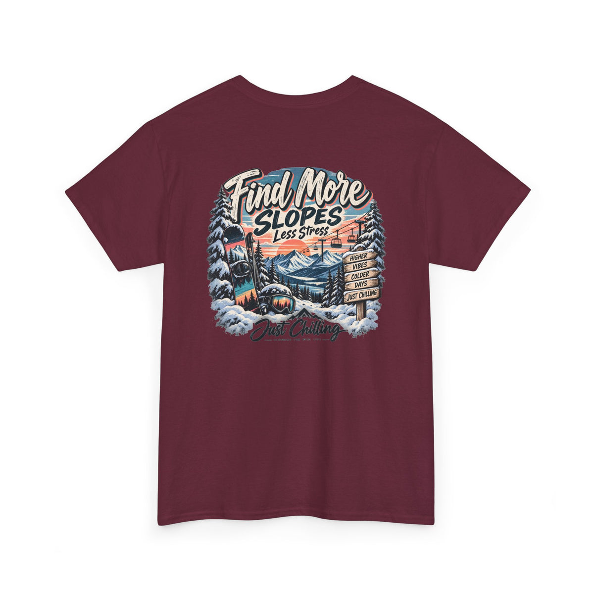 Camiseta marrón plana mostrando gráfico detallado trasero con telesilla, pinos nevados y texto de señal de sendero