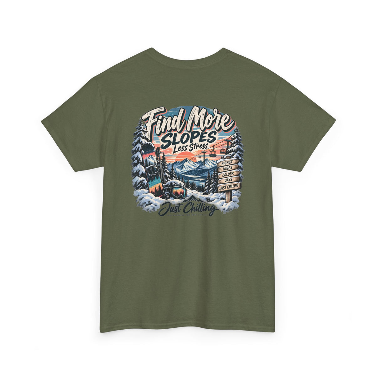 Vista trasera plana de camiseta verde oliva mostrando contraste entre tono terroso de tela e ilustración montañosa vintage colorida