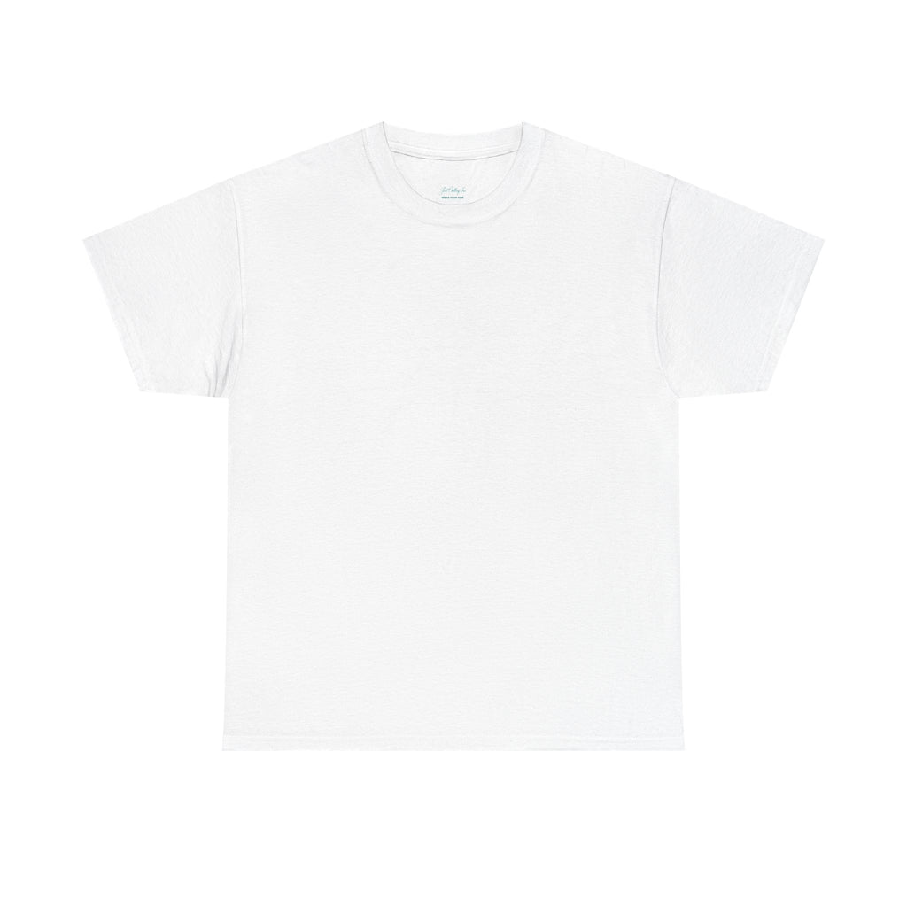 Vista trasera de camiseta blanca lisa destacando construcción tubular, dobladillo limpio y ausencia de costuras laterales