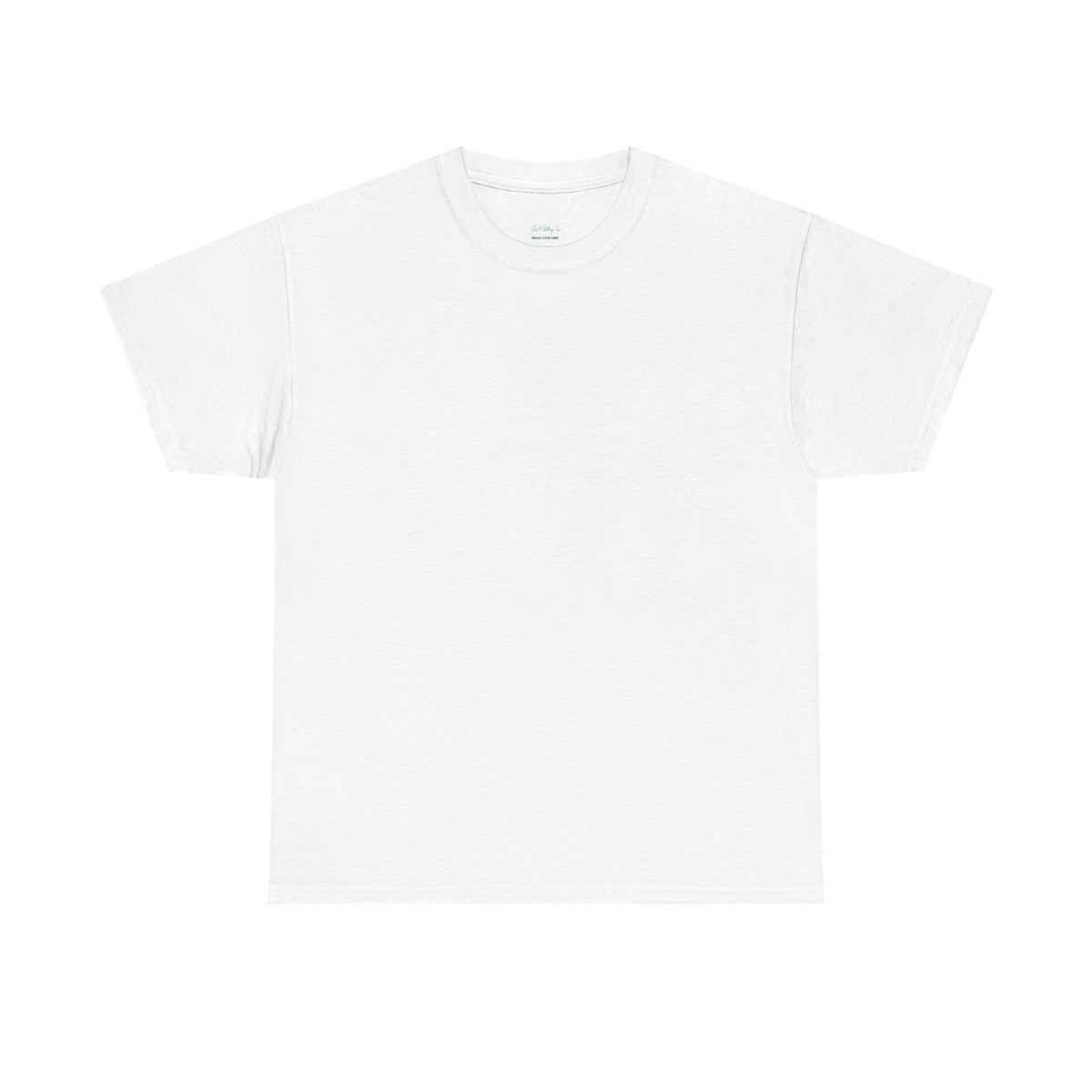 Vista trasera de camiseta blanca lisa destacando construcción tubular, dobladillo limpio y ausencia de costuras laterales
