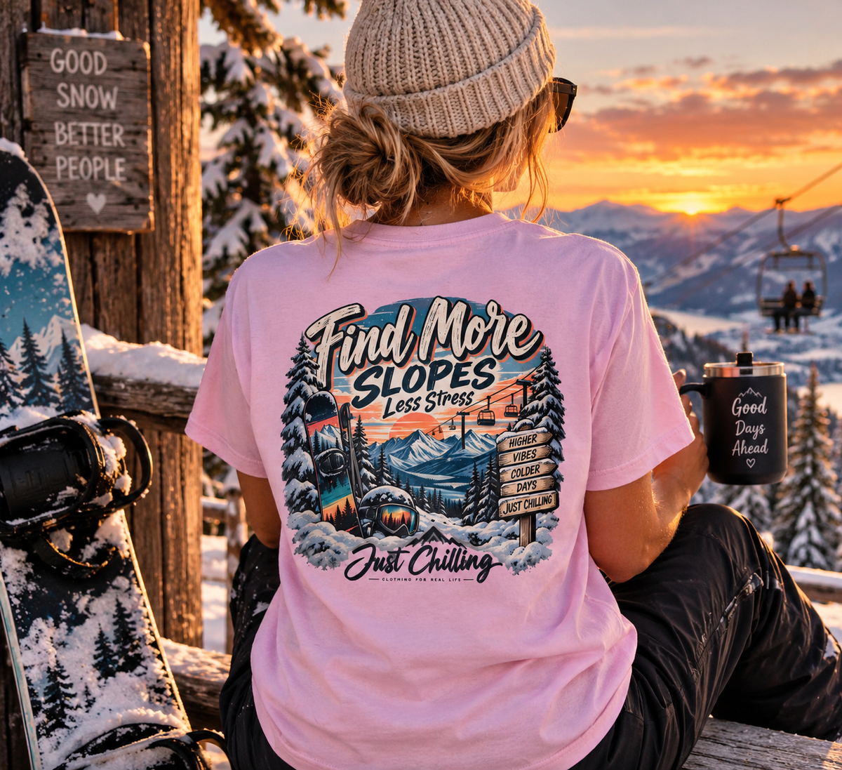 Mujer con camiseta rosa claro de escena invernal sentada al atardecer con taza, tabla de snowboard y letrero rústico
