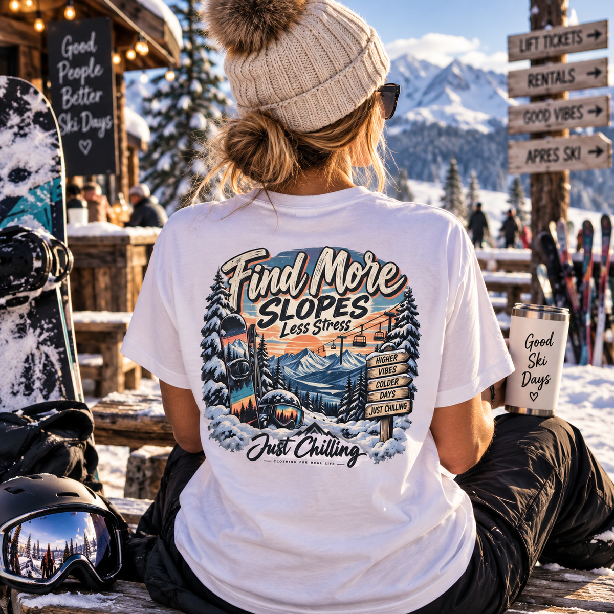 Modelo femenina con camiseta vintage blanca de esquí, gorro beige y taza cerca del equipo en zona de montaña nevada