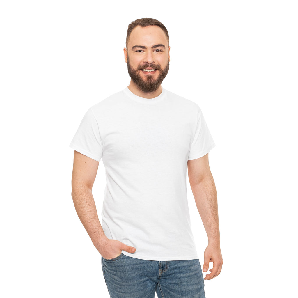 Modelo masculino barbudo con camiseta blanca cuello redondo y jeans posando contra fondo blanco para mostrar ajuste frontal