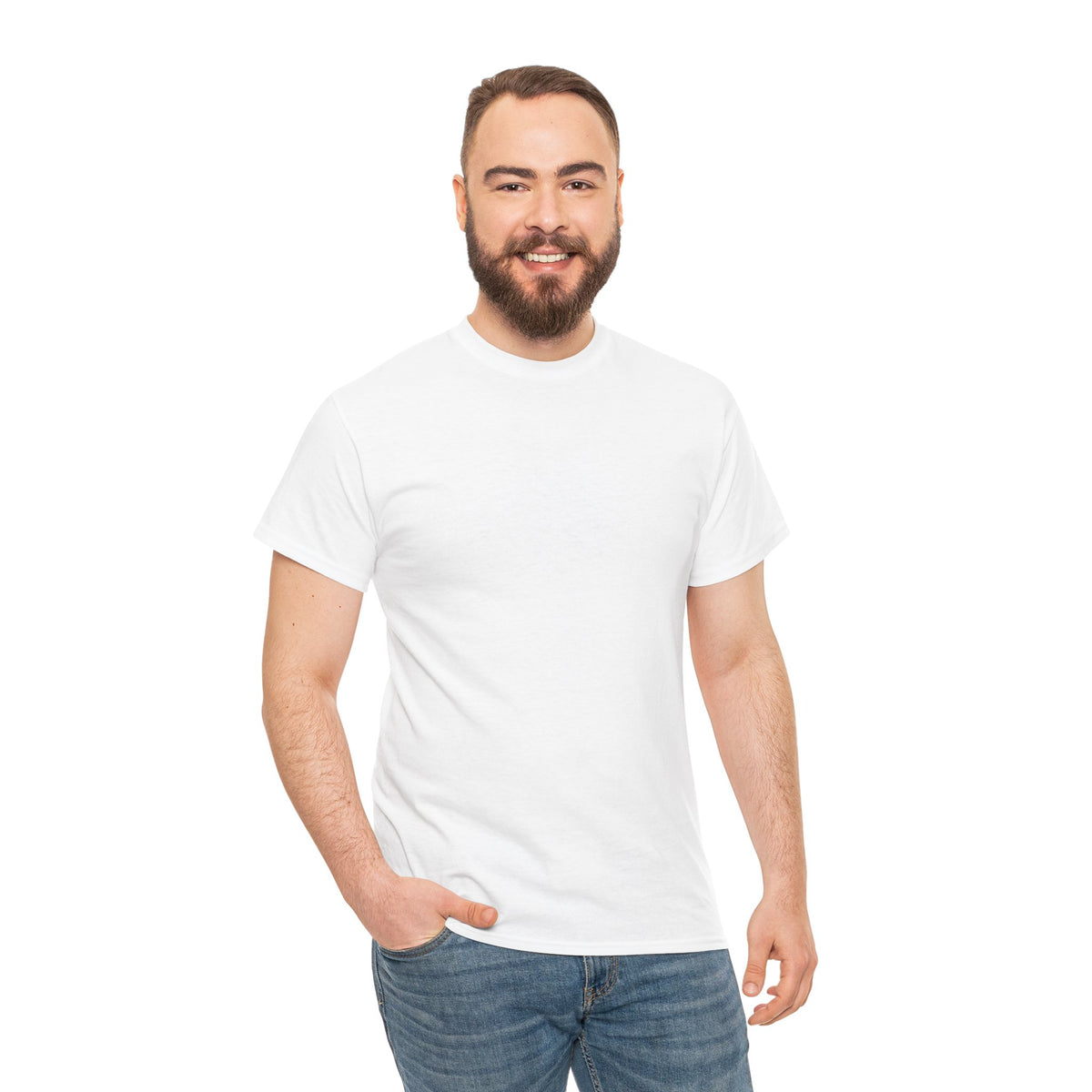 Modelo masculino barbudo con camiseta blanca cuello redondo y jeans posando contra fondo blanco para mostrar ajuste frontal