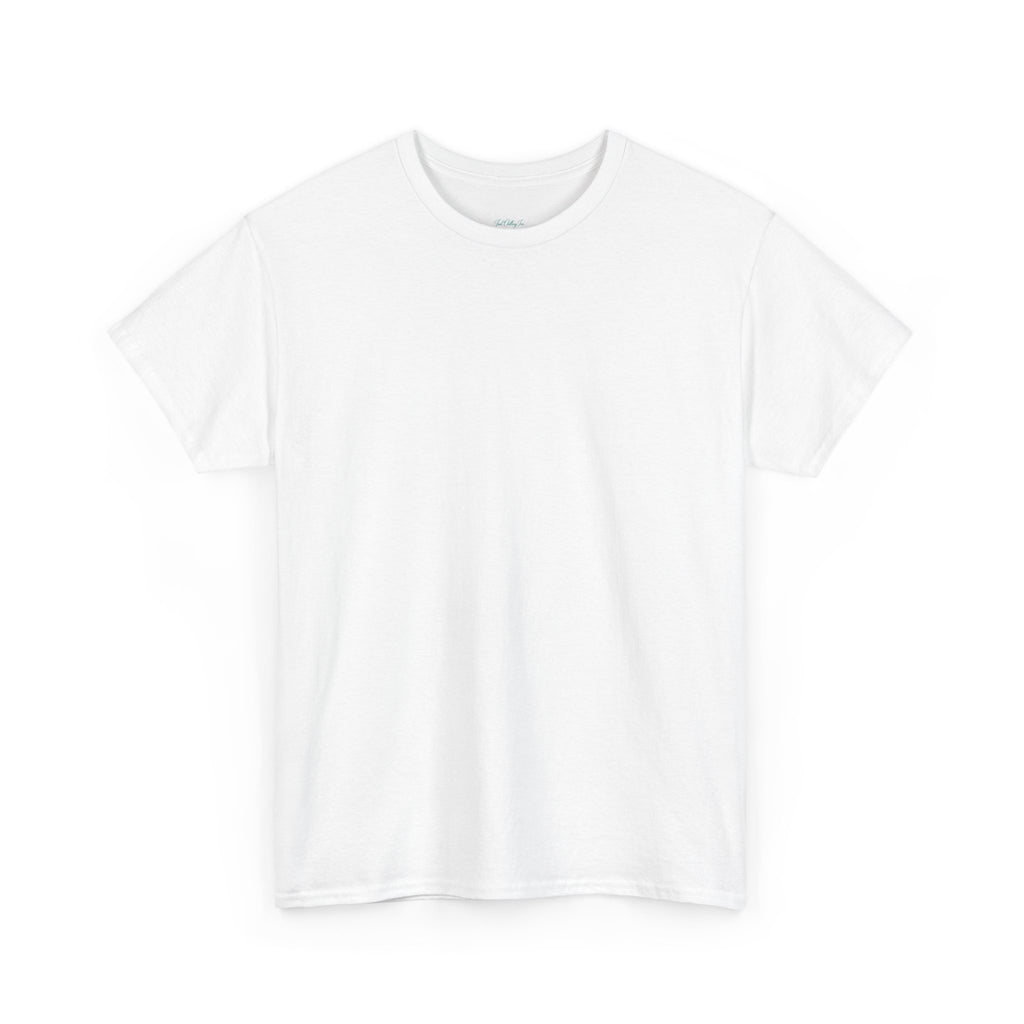 Vista frontal de camiseta blanca algodón cuello redondo liso mostrando cuello acanalado y pequeña etiqueta verde interior