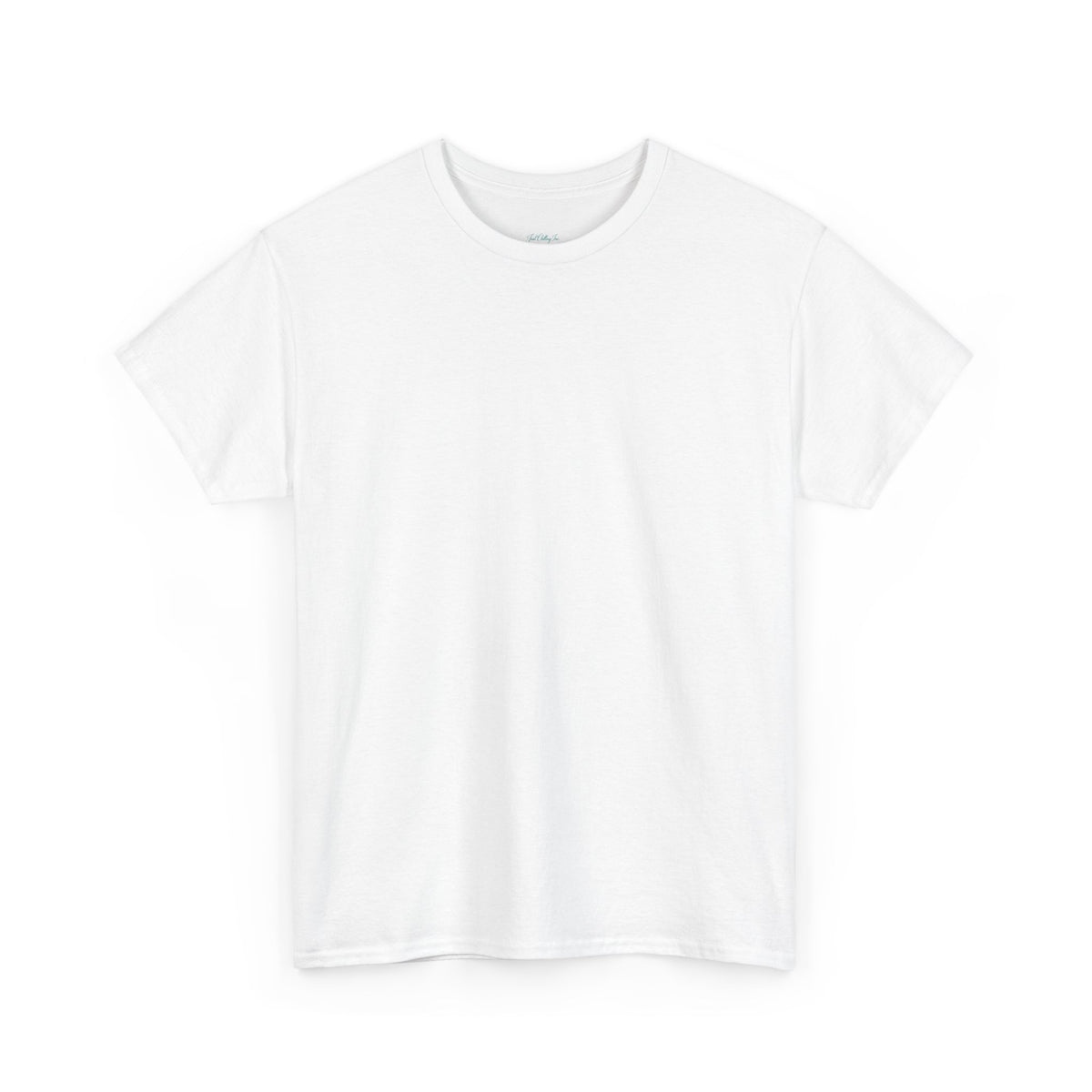 Vista frontal de camiseta blanca algodón cuello redondo liso mostrando cuello acanalado y pequeña etiqueta verde interior