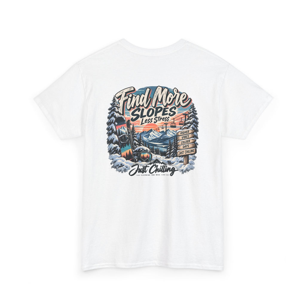 Vista trasera de camiseta blanca manga corta con gráfico invernal vintage: pinos nevados, telesilla y tipografía retro