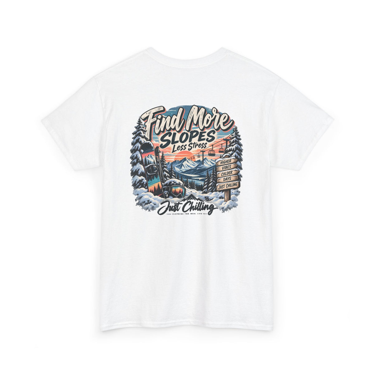 Vista trasera de camiseta blanca manga corta con gráfico invernal vintage: pinos nevados, telesilla y tipografía retro