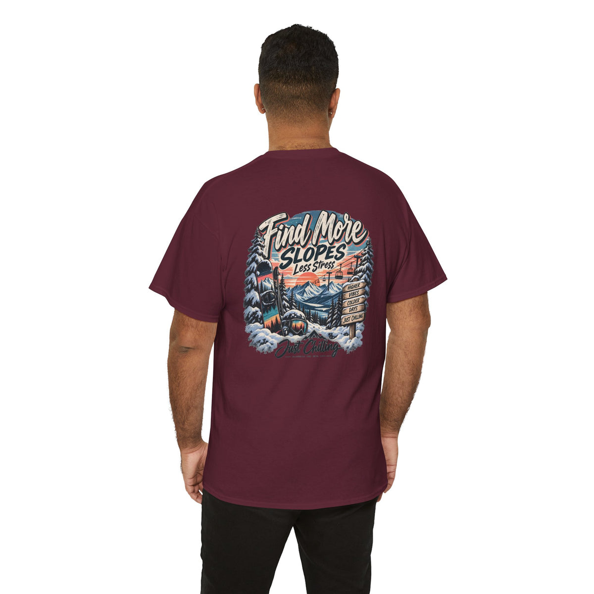 Modelo masculino vista trasera mostrando gráfico completo de camiseta marrón con escena invernal retro, tipografía y branding