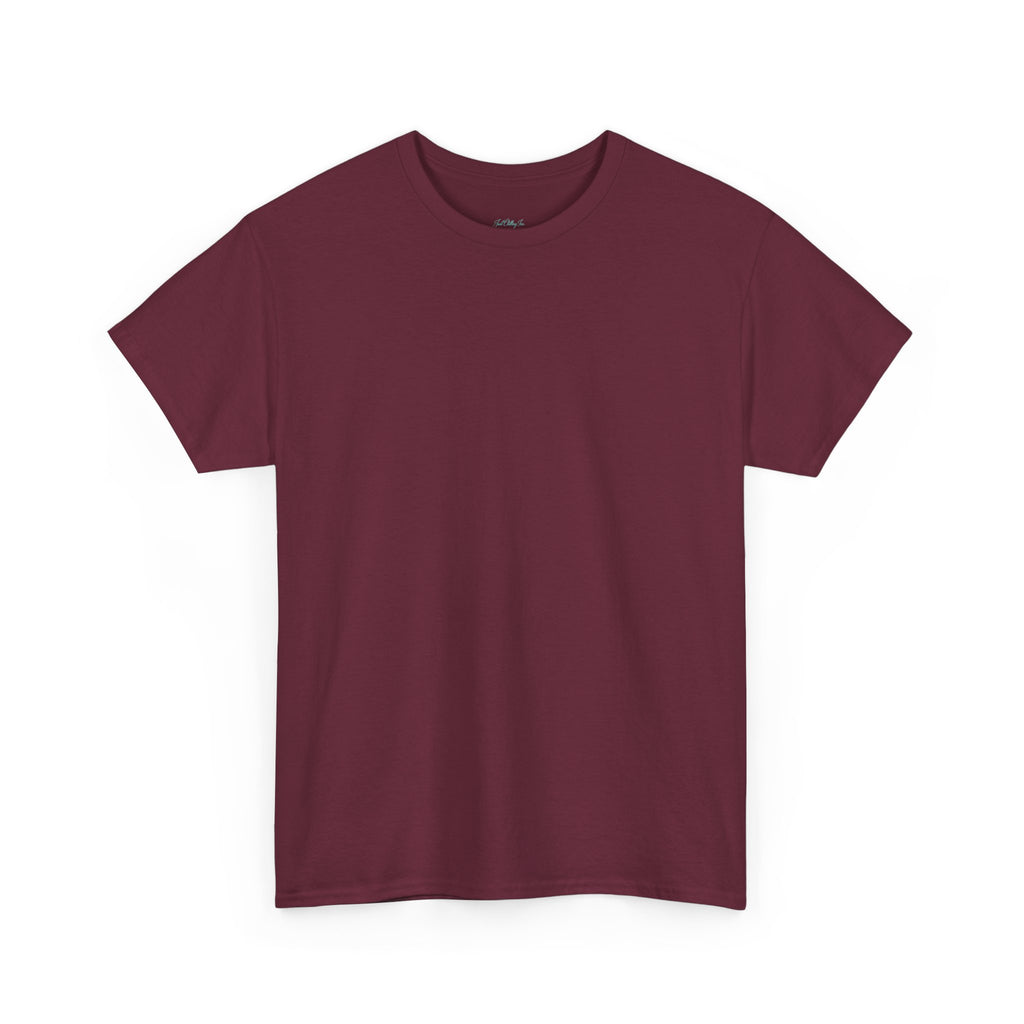 Camiseta marrón manga corta vista frontal plana mostrando tela sólida, cuello redondo acanalado y etiqueta pequeña