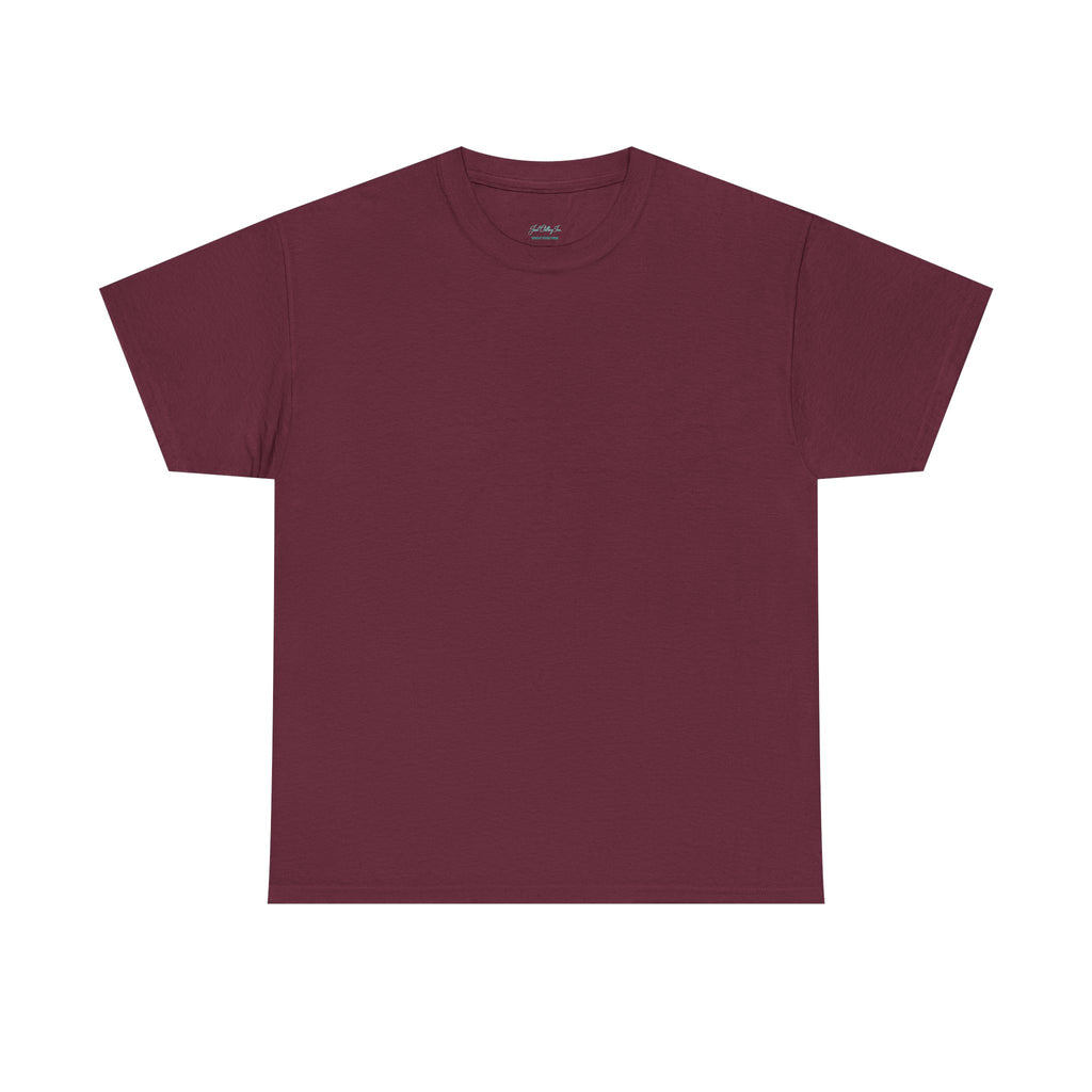 Vista trasera plana de camiseta marrón mostrando tela sólida lisa y corte estándar sin gráficos