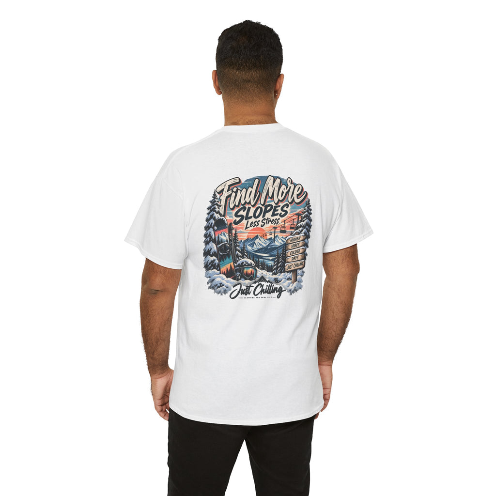Modelo masculino vista trasera con camiseta blanca y gran gráfico invernal vintage colorido con montañas y pinos