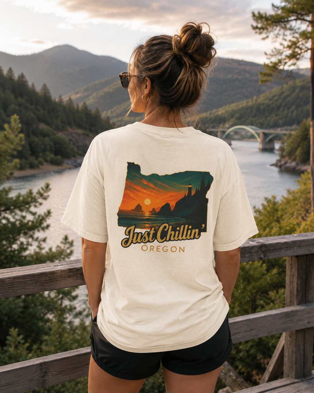 Camiseta "Just Chillin Oregon" — Camiseta vintage con silueta del estado al atardecer