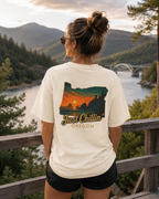 Camiseta "Just Chillin Oregon" — Camiseta vintage con silueta del estado al atardecer