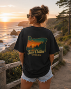 Camiseta "Just Chillin Oregon" — Camiseta vintage con silueta del estado al atardecer