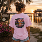 Camiseta gráfica "Just Chillin'" de Mississippi State of Mind al atardecer