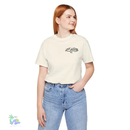 Woman wearing a cream-colored t-shirt and blue jeans.