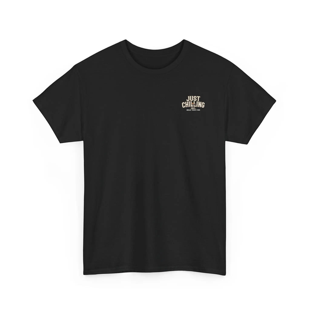 Camiseta negra cuello redondo de algodón Just Chilling Shop con pequeño logo blanco en el pecho sobre fondo neutro.