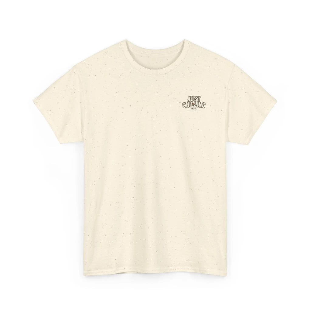 Camiseta crema moteada cuello redondo de algodón Just Chilling Shop con pequeño logo negro en el pecho.