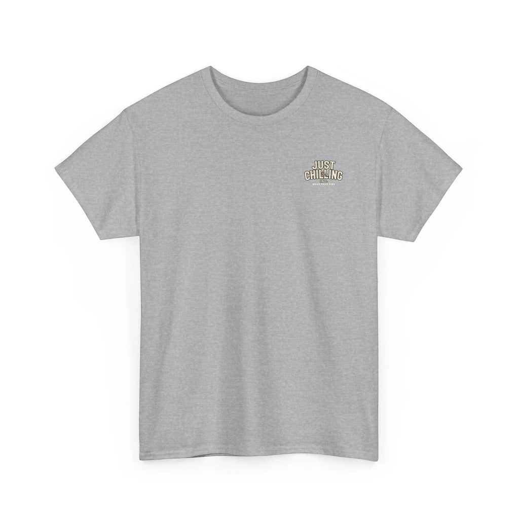 Camiseta gris cuello redondo de algodón Just Chilling Shop con pequeño logo en el pecho, ajuste unisex relajado.