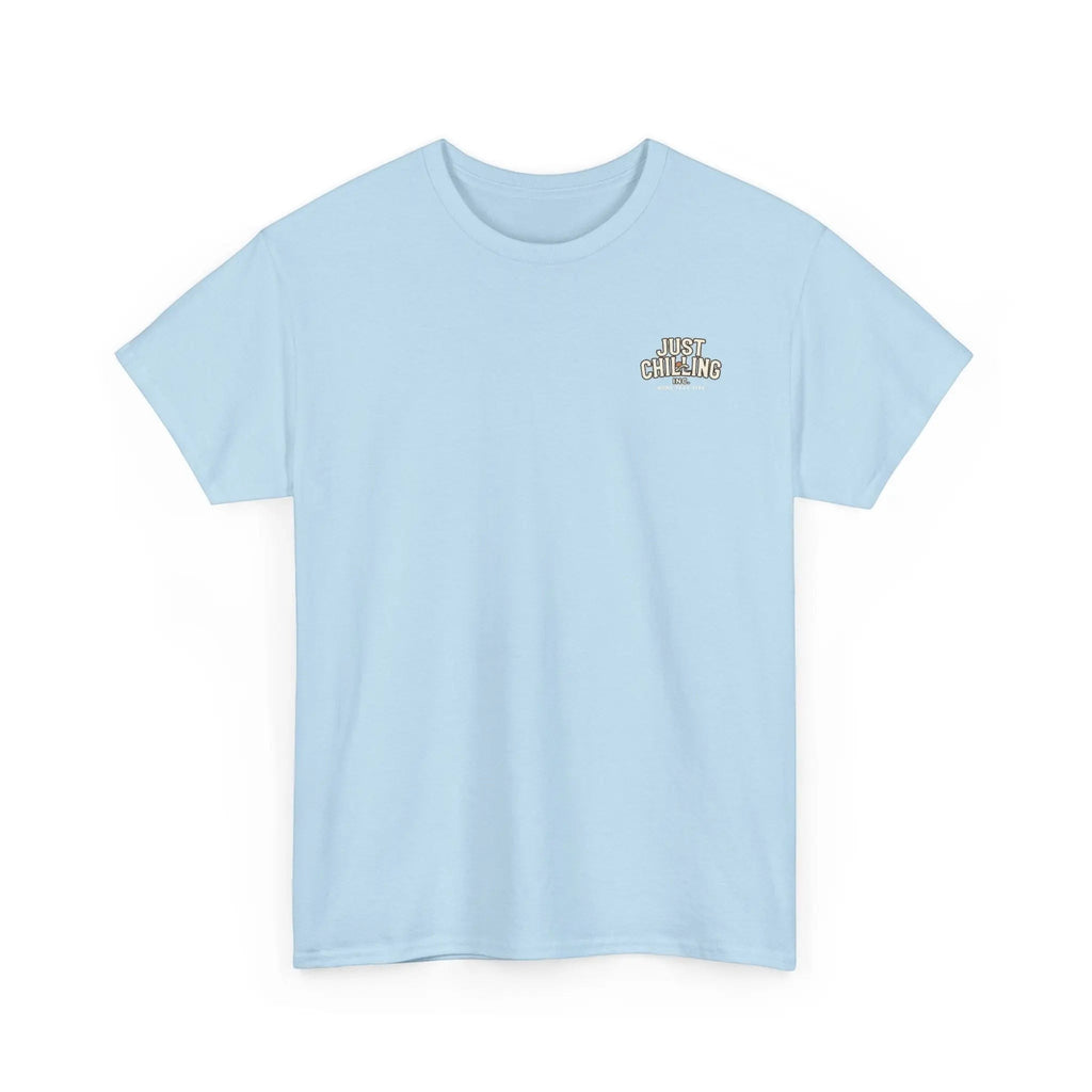 Camiseta azul claro cuello redondo de algodón Just Chilling Shop con pequeño gráfico de logo en el pecho sobre fondo blanco.