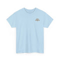 Camiseta azul claro cuello redondo de algodón Just Chilling Shop con pequeño gráfico de logo en el pecho sobre fondo blanco.